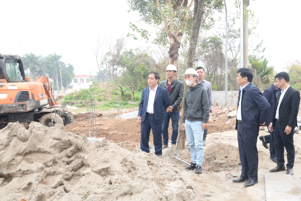 Lãnh đạo huyện Văn Giang kiểm tra thực địa, động viên cán bộ, công nhân làm việc tại một số công trình, dự án