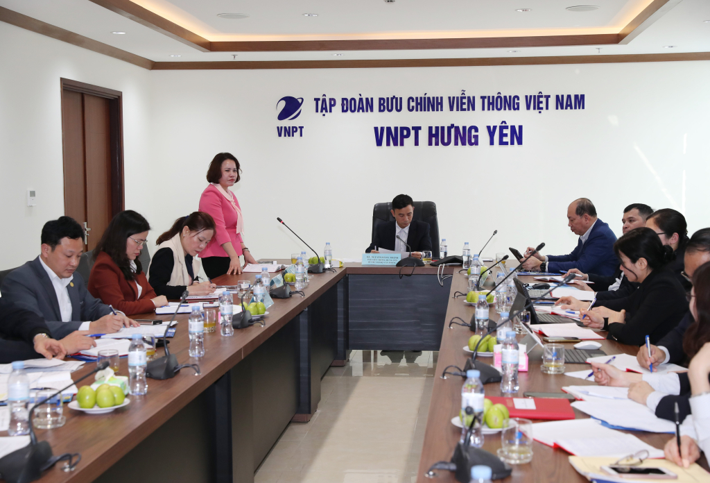 Trưởng ban Dân vận Tỉnh ủy, Chủ tịch Ủy ban MTTQ Việt Nam tỉnh Quách Thị Hương dự sinh hoạt Chi bộ Văn phòng Viễn thông Hưng Yên