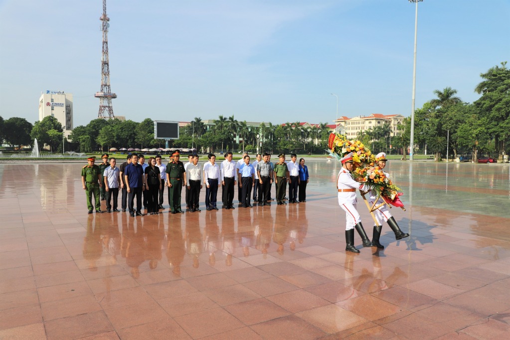 Dâng hương, dâng hoa tưởng nhớ Chủ tịch Hồ Chí Minh, Tổng Bí thư Nguyễn Văn Linh và tưởng niệm các anh hùng liệt sĩ