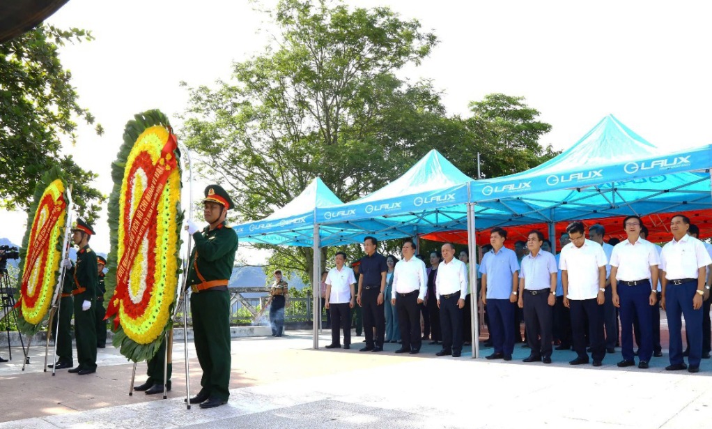 Đoàn đại biểu lãnh đạo hai tỉnh Hưng Yên và Hòa Bình dâng hương, dâng hoa tại Tượng đài Bác Hồ trên công trình thủy điện Hòa Bình