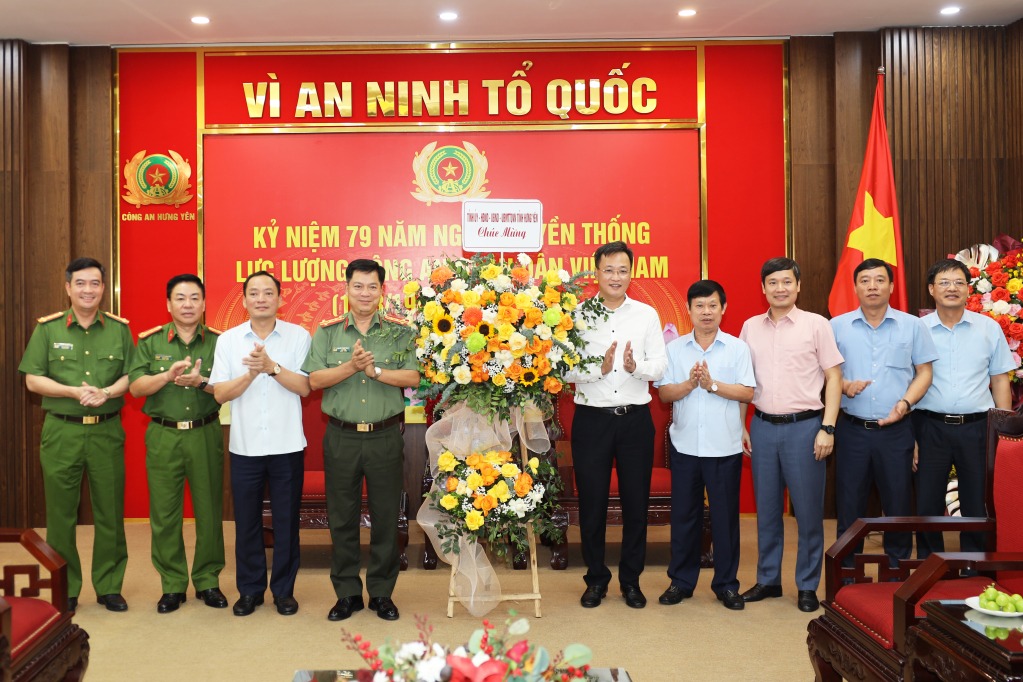 Các đồng chí lãnh đạo tỉnh chúc mừng Công an tỉnh nhân kỷ niệm 79 năm Ngày truyền thống lực lượng Công an nhân dân Việt Nam