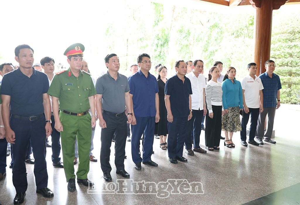 Đoàn cán bộ tỉnh dâng hương, dâng hoa tại Khu di tích lịch sử quốc gia đặc biệt Ngã ba Đồng Lộc