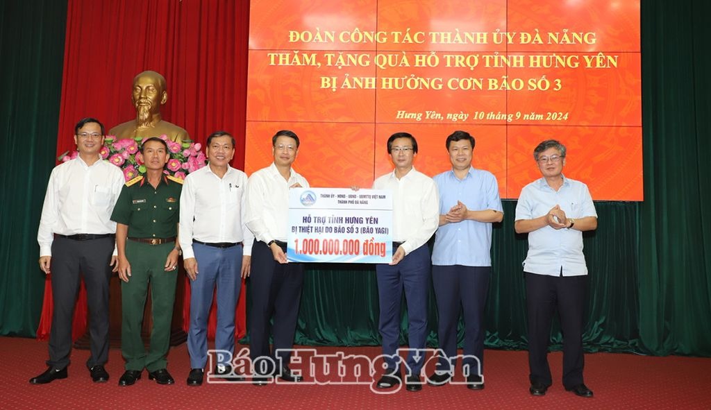 Đoàn công tác Thành ủy Đà Nẵng thăm, tặng quà hỗ trợ tỉnh Hưng Yên bị thiệt hại do ảnh hưởng của bão số 3