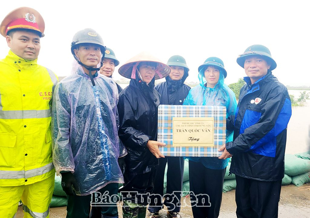 Chủ tịch UBND tỉnh Trần Quốc Văn kiểm tra tình hình ứng phó với ngập lụt tại thành phố Hưng Yên và các huyện Tiên Lữ, Phù Cừ