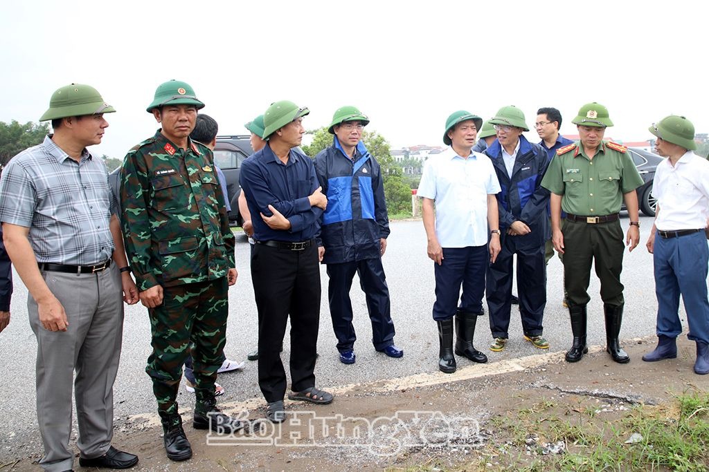 Đồng chí Chủ tịch UBND tỉnh Trần Quốc Văn kiểm tra công tác ứng phó với mưa, lũ tại các huyện Khoái Châu, Văn Giang