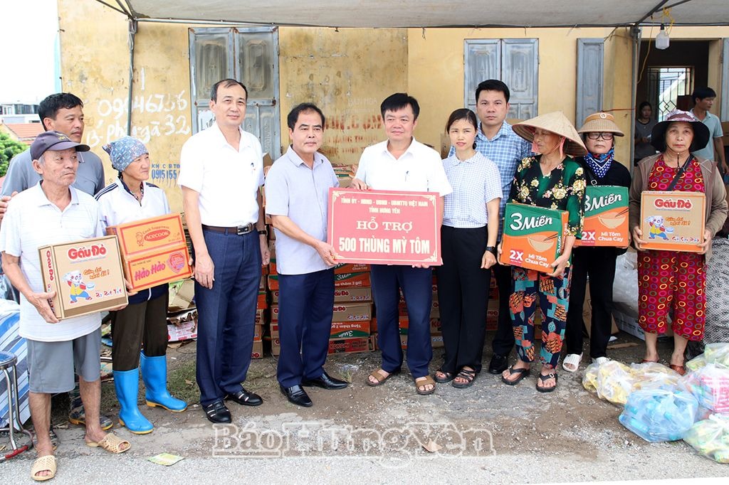 Trao hàng hỗ trợ người dân huyện Văn Giang bị ảnh hưởng do mưa, lũ