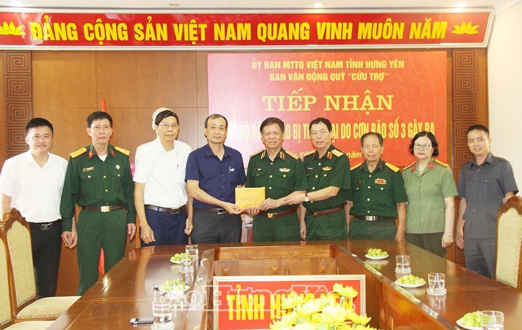 Ban liên lạc Hội đồng hương Hưng Yên tại Hà Nội trao hỗ trợ tỉnh Hưng Yên bị ảnh hưởng bão số 3