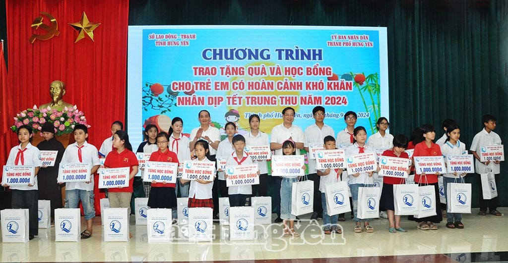 Trao quà và học bổng tặng trẻ em có hoàn cảnh khó khăn nhân dịp Tết Trung thu 