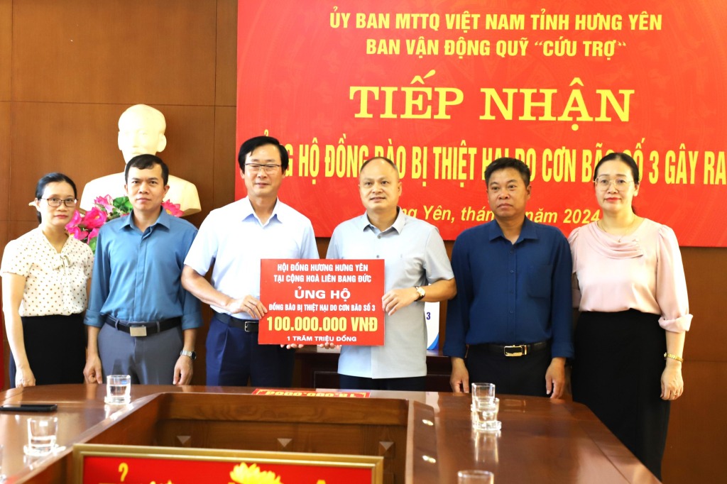 Ủy ban MTTQ Việt Nam tỉnh tiếp nhận ủng hộ của Hội đồng hương Hưng Yên tại Cộng hòa Liên bang Đức và Báo Hưng Yên hỗ trợ đồng bào bị thiệt hại do bão số 3 gây ra