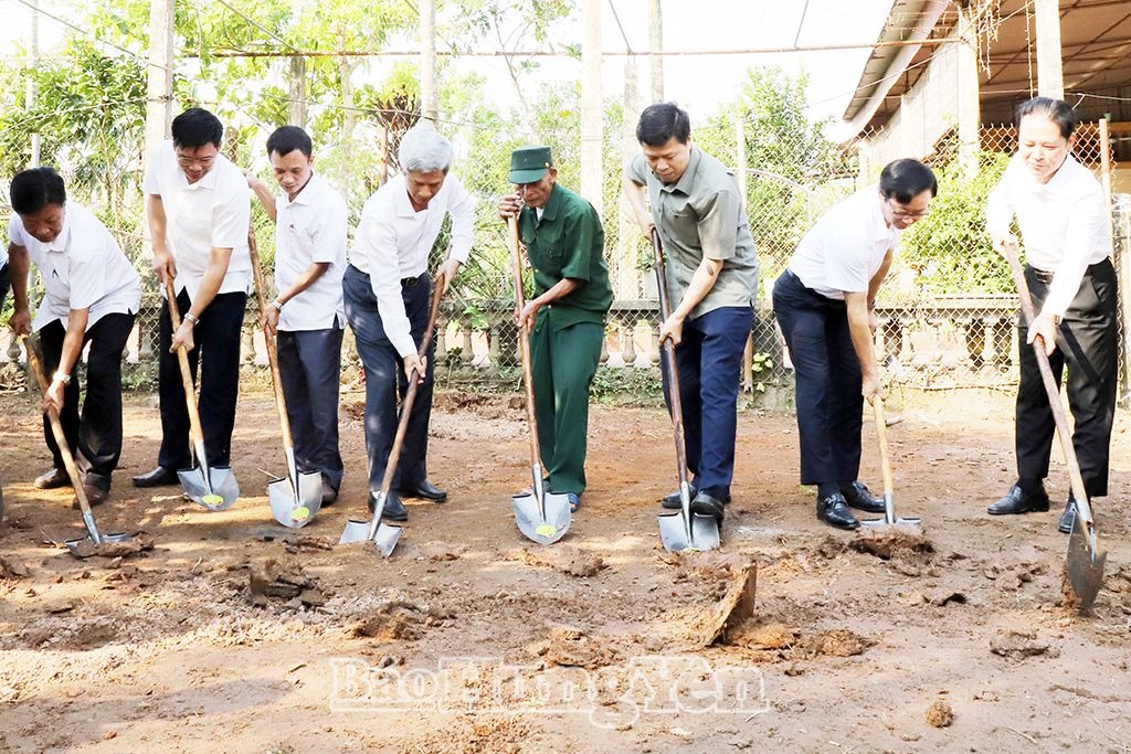 Lễ khởi công xây dựng nhà ở tặng hộ người có công, hộ cận nghèo tại huyện Tiên Lữ