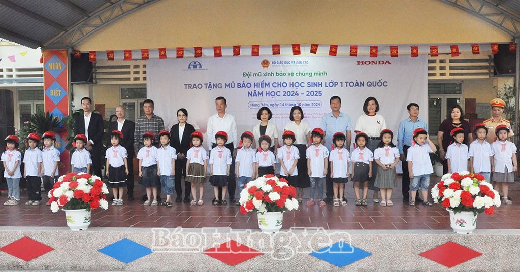 Trao mũ bảo hiểm tặng học sinh lớp 1