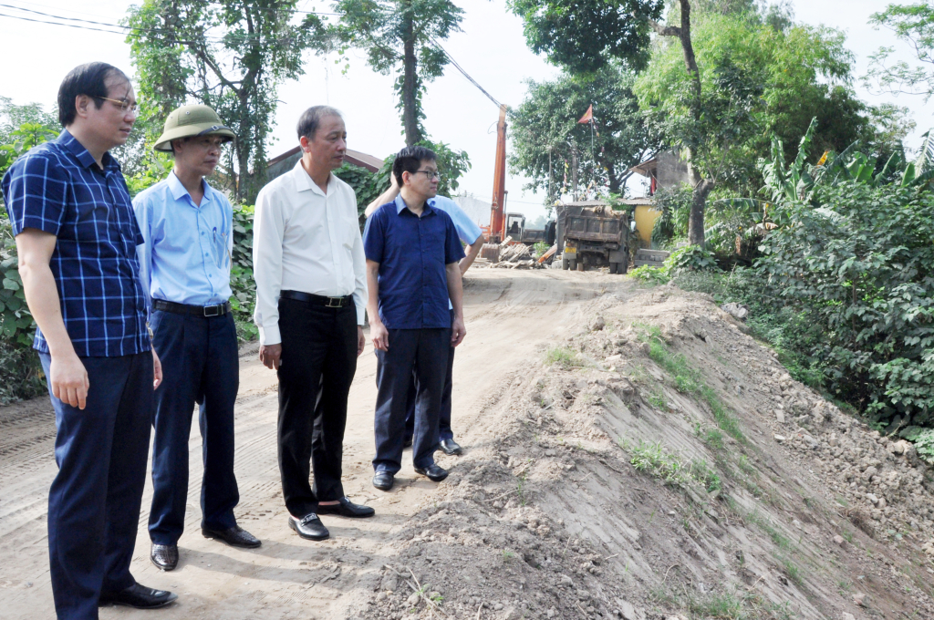 Phó Chủ tịch UBND tỉnh Nguyễn Hùng Nam kiểm tra sự cố sạt lở kênh xả tiêu cống Võng Phan