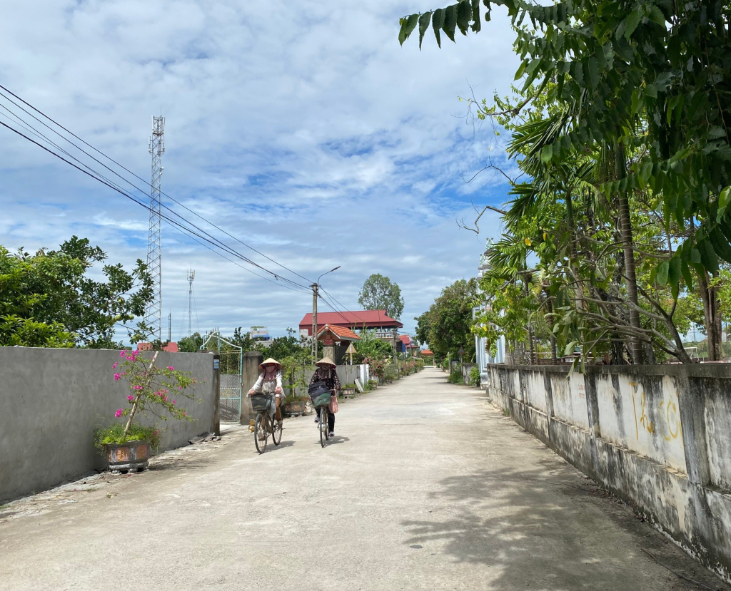 Phong trào hiến đất làm đường giao thông ở thôn La Tiến