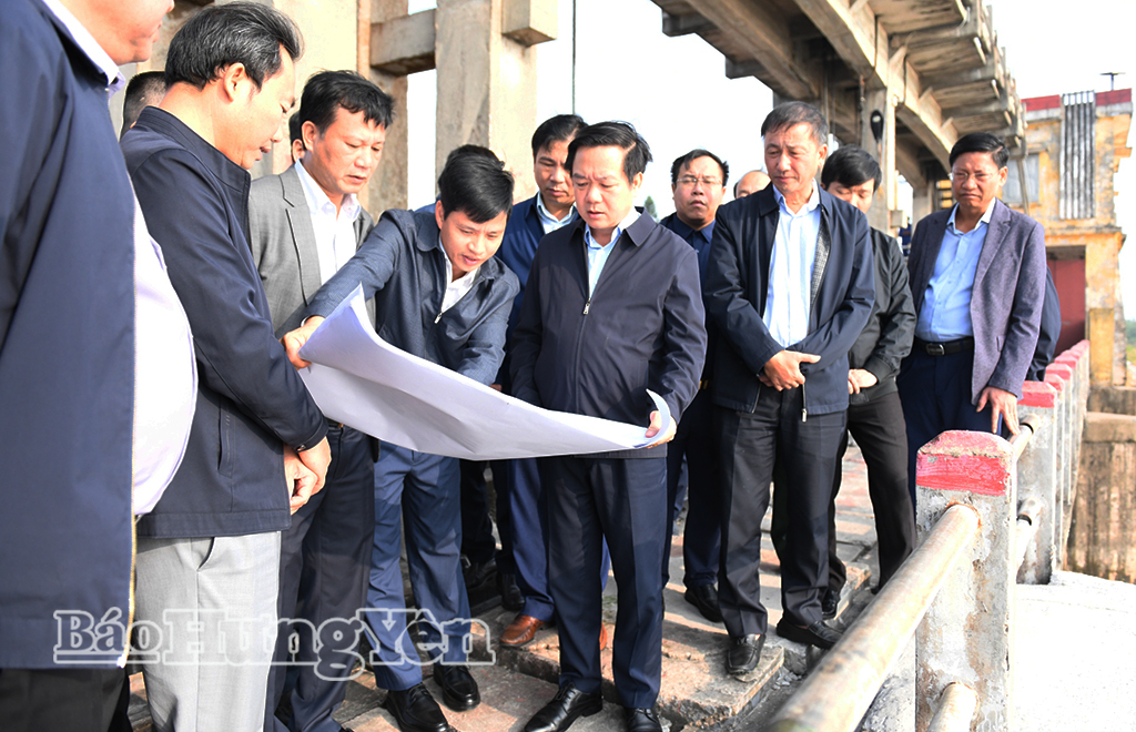 Đồng chí Chủ tịch UBND tỉnh Phạm Quang Ngọc kiểm tra hệ thống đê biển và làm việc với các địa phương, đơn vị