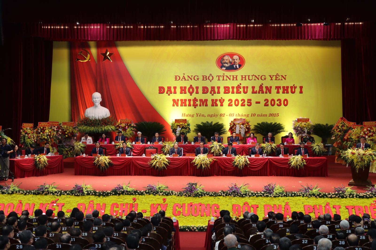 Các Tổ thảo luận sôi nổi, đóng góp nhiều ý kiến vào dự thảo các văn kiện trình Đại hội đại biểu Đảng bộ tỉnh Hưng Yên lần thứ I, nhiệm kỳ 2025 - 2030 và dự thảo Văn kiện Đại hội đại biểu toàn quốc lần