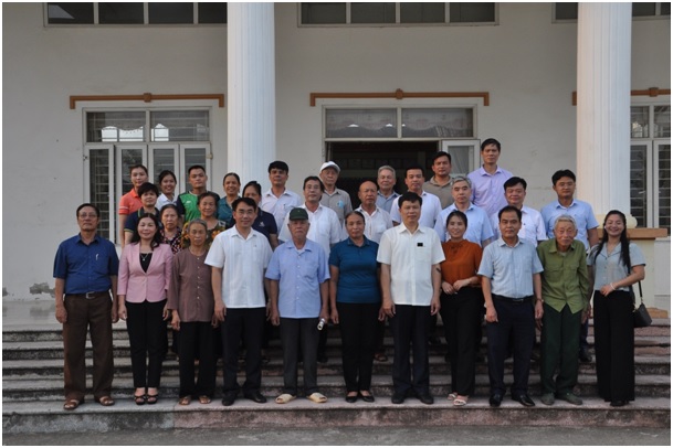 Đồng chí Trần Quốc Toản, Phó Bí thư Thường trực Tỉnh ủy, Chủ tịch HĐND tỉnh dự sinh hoạt tại Chi bộ thôn Công Luận 2, thị trấn Giang, huyện Văn Giang