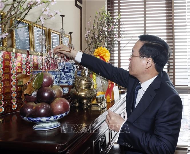 Chủ tịch nước dâng hương tưởng nhớ các đồng chí lãnh đạo Đảng, Nhà nước