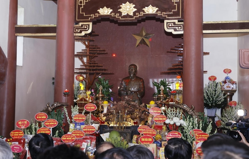 Chủ tịch nước dâng hương tưởng niệm 54 năm Ngày mất của Chủ tịch Hồ Chí Minh