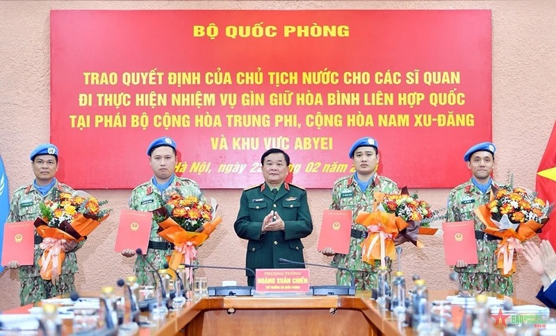 Trao quyết định của Chủ tịch nước cho các sĩ quan đi thực hiện nhiệm vụ gìn giữ hòa bình Liên hợp quốc