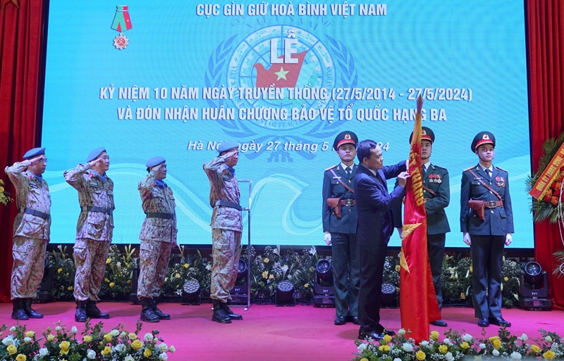Cục Gìn giữ hòa bình Việt Nam đón nhận Huân chương Bảo vệ Tổ quốc hạng Ba