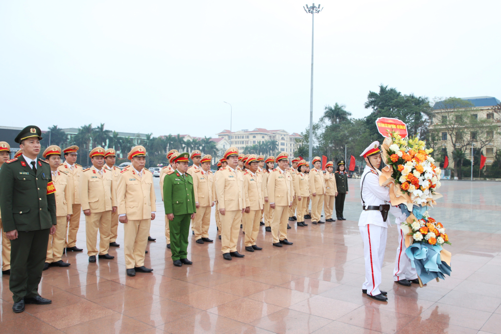 Đoàn đại biểu Cục Cảnh sát giao thông dâng hương, dâng hoa tưởng nhớ Tổng Bí thư Nguyễn Văn Linh, Đại tá Tô Quyền và Anh hùng liệt sĩ CAND Bùi Thị Cúc